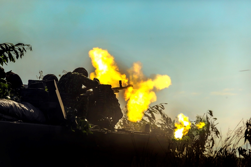 Xe thiết giáp khai hỏa tiêu diệt mục tiêu.